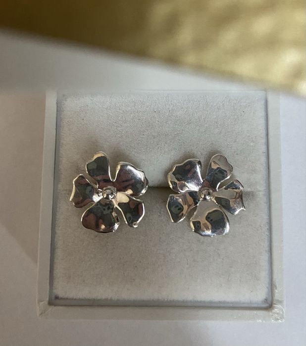 Cercei din argint in forma de floare