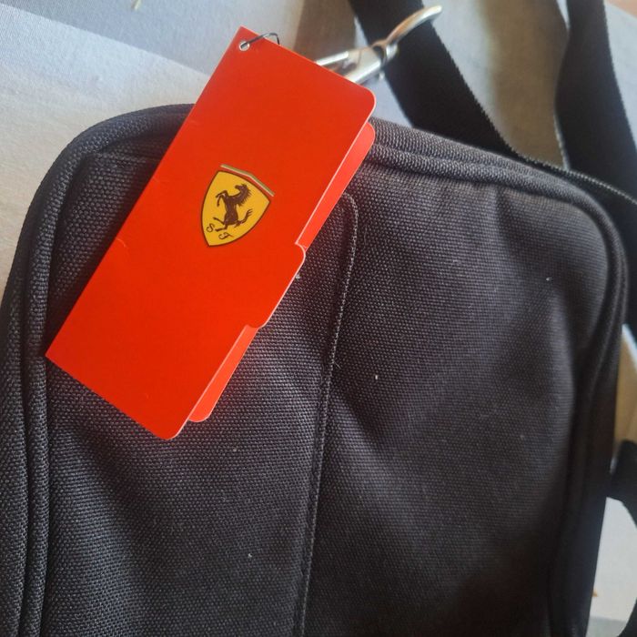 Borseta neagra Ferrari