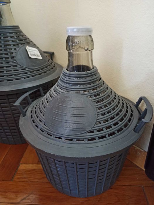 Стъклени дамаджани