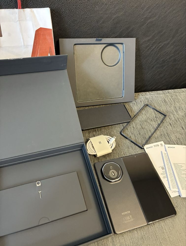 КАТО НОВ 512GB Honor Magic V3 12GB А1 Гаранция 2027г. Black