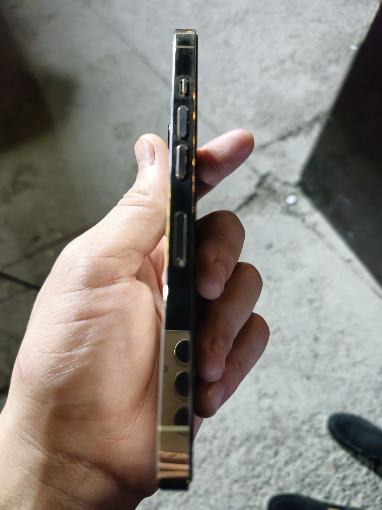 Iphone 13 pro ekranda palasa bor pul zarur bogani uchun sotvoman