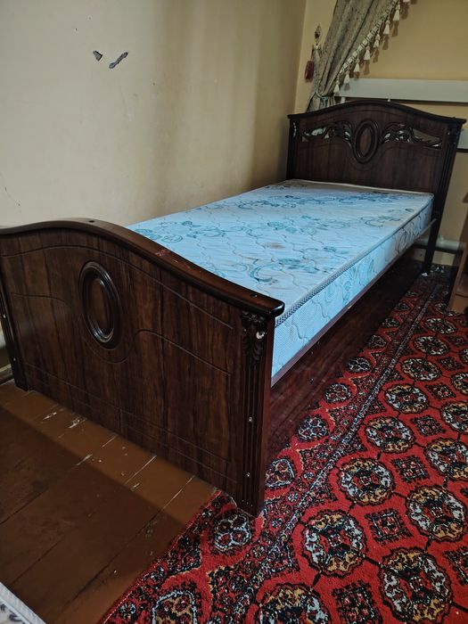 Одинарный кровать из ореха.