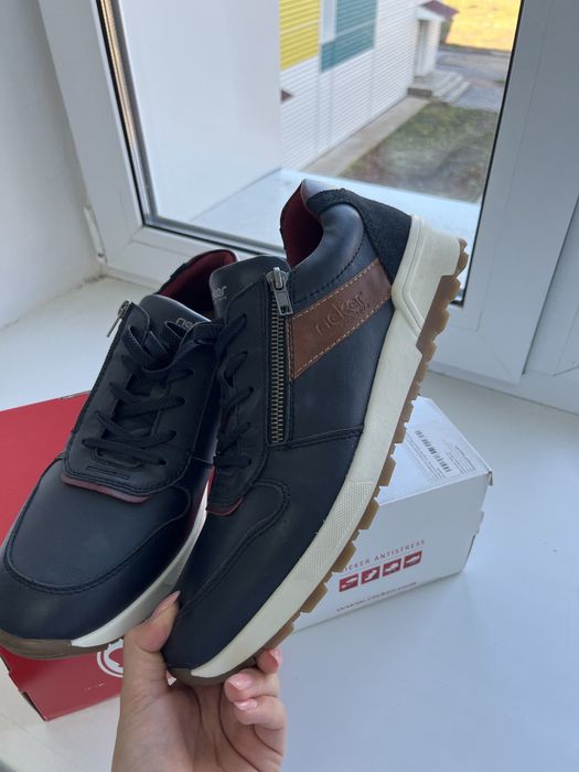 Продам кроссовки