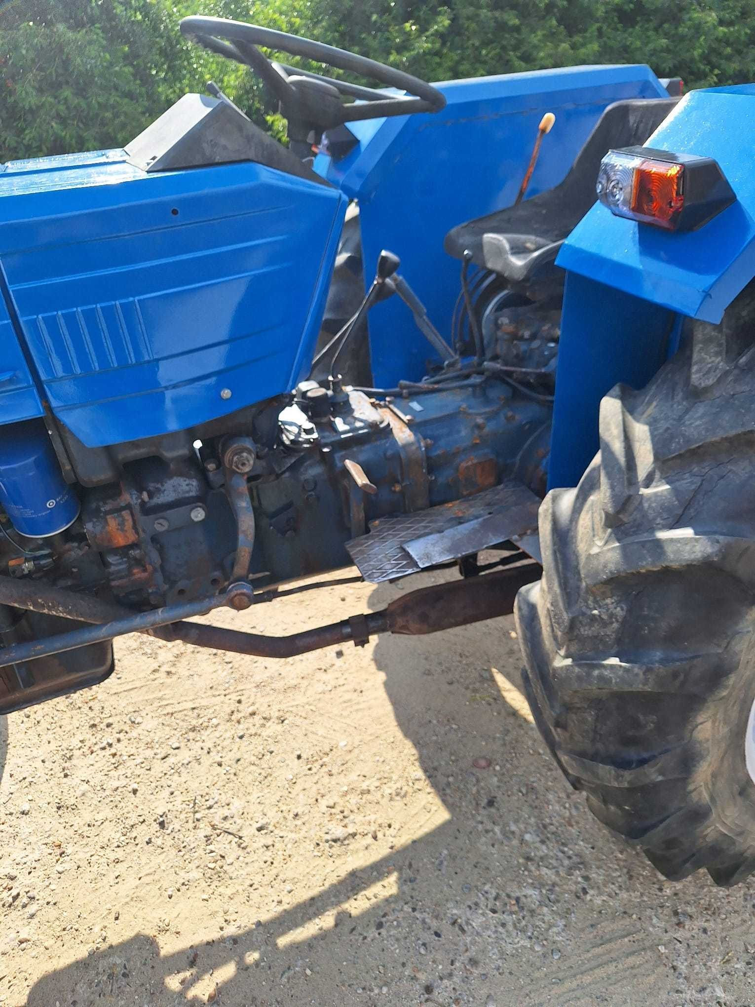 Tractor Universal 445, cutie de viteze cu 2 manete