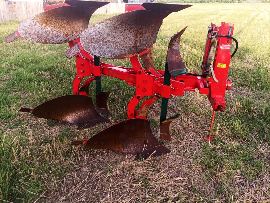 Plug reversibil hidraulic cu două brazde