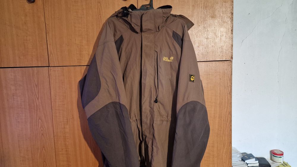 Vând geacă Jack wolfskin