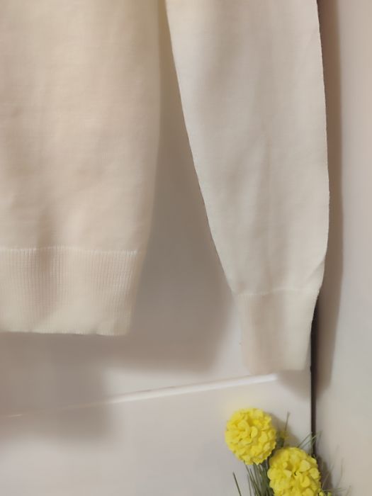 Пуловер с V-образно деколте от 100% мериносова материя