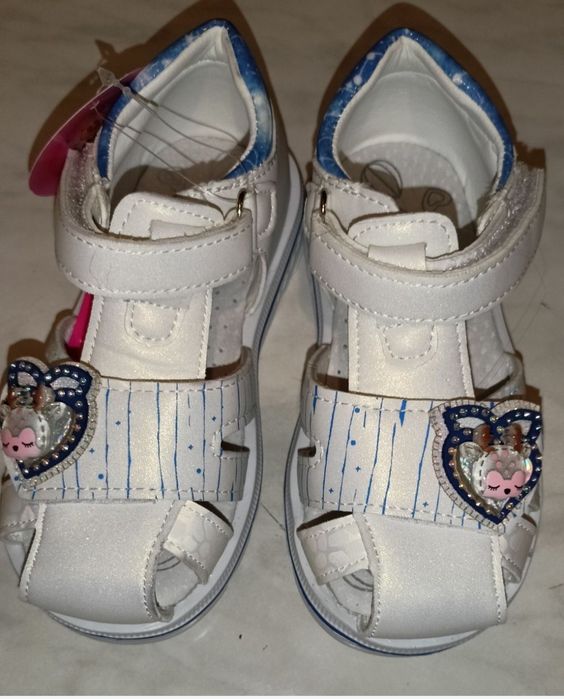 Сандали дет. на 3-4 года, 25 размер, цвет белый. Новые.