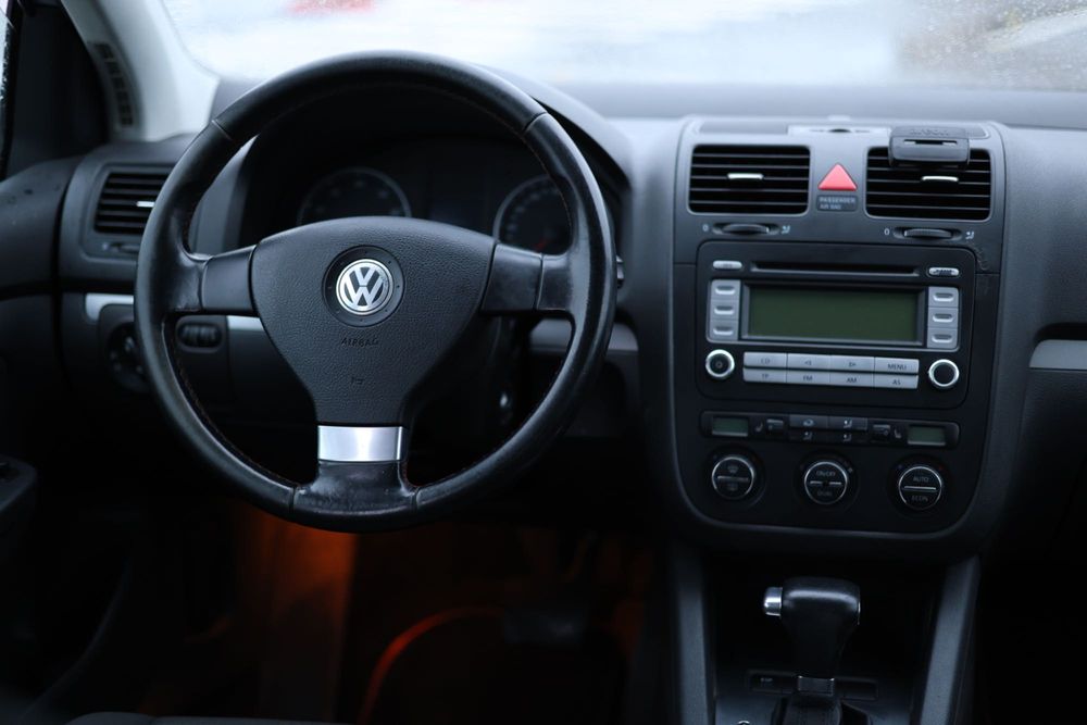 Vând Volkswagen Golf 5 – 1.6 benzină