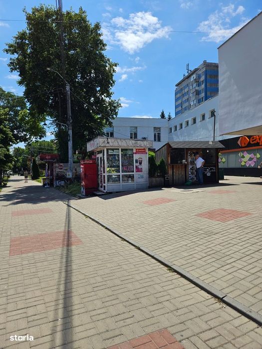 Chioșc de vânzare în zonă cu vad