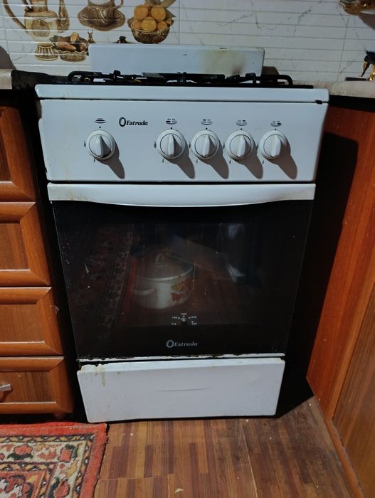 Продаётся газовая плита с вытяжкой