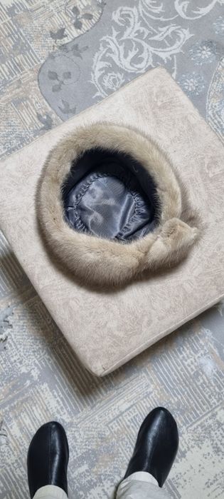 Аёллар норка шапкаси сотилади.