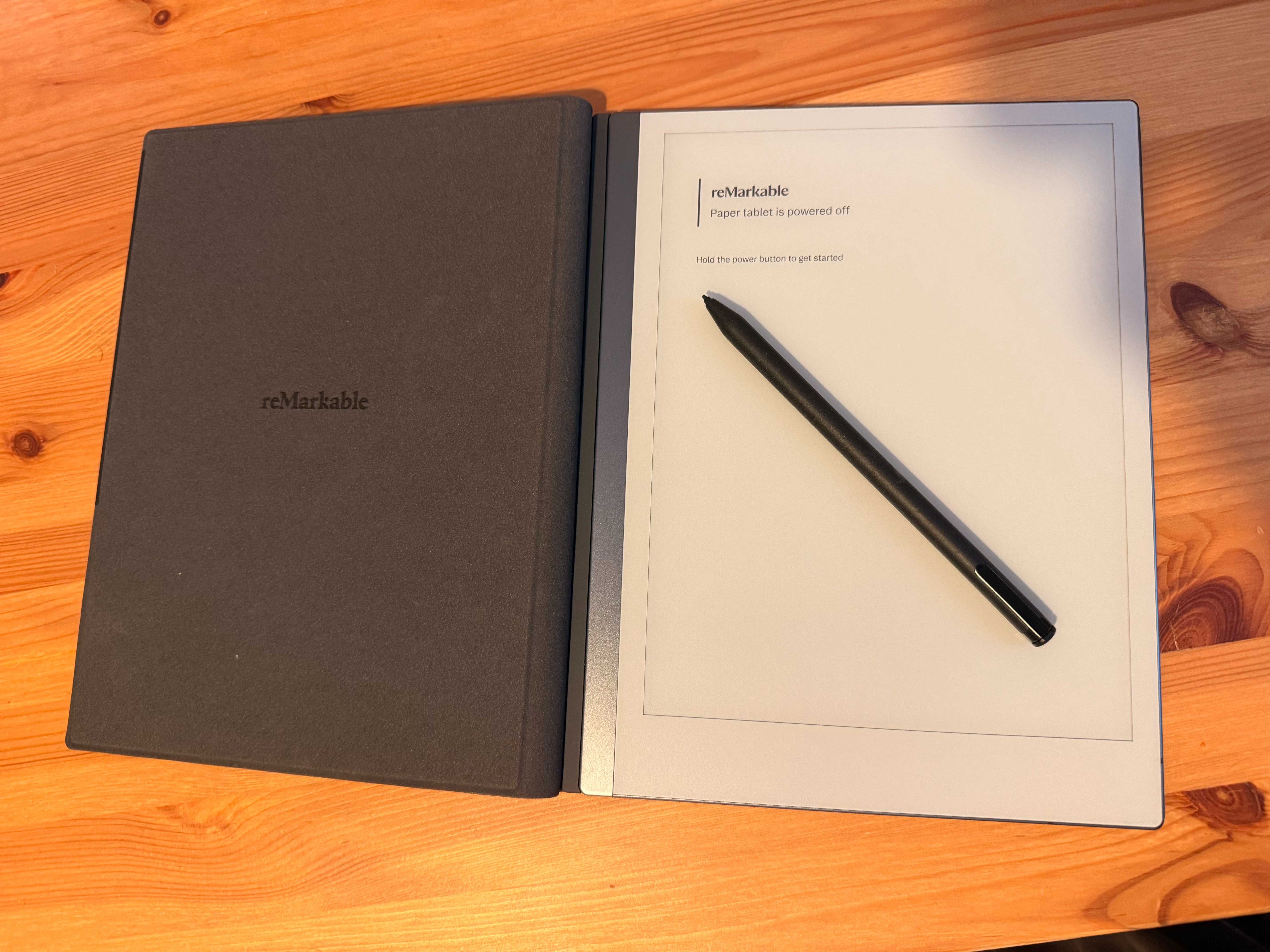 Tableta reMarkable 2 cu husa Book Folio si Marker Plus