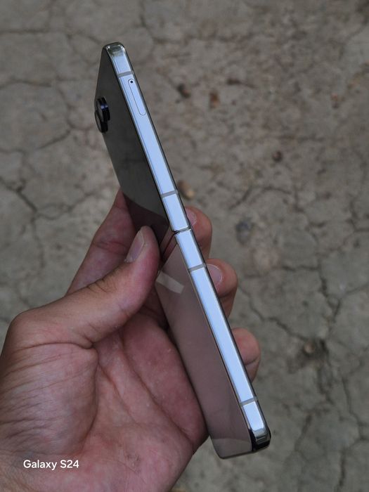 Samsung Galaxy Z Flip 5 300$