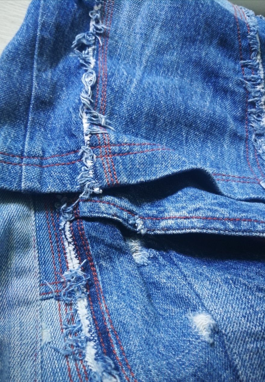 pantaloni scurti jeans marca Different Cut