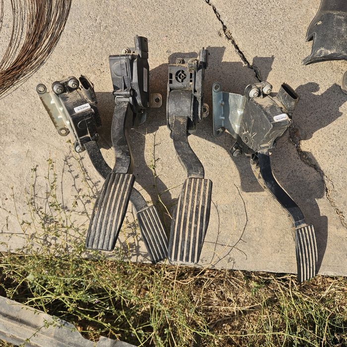 Электронный педаль на ниву