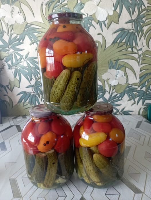 Солёные огурцы и помидоры