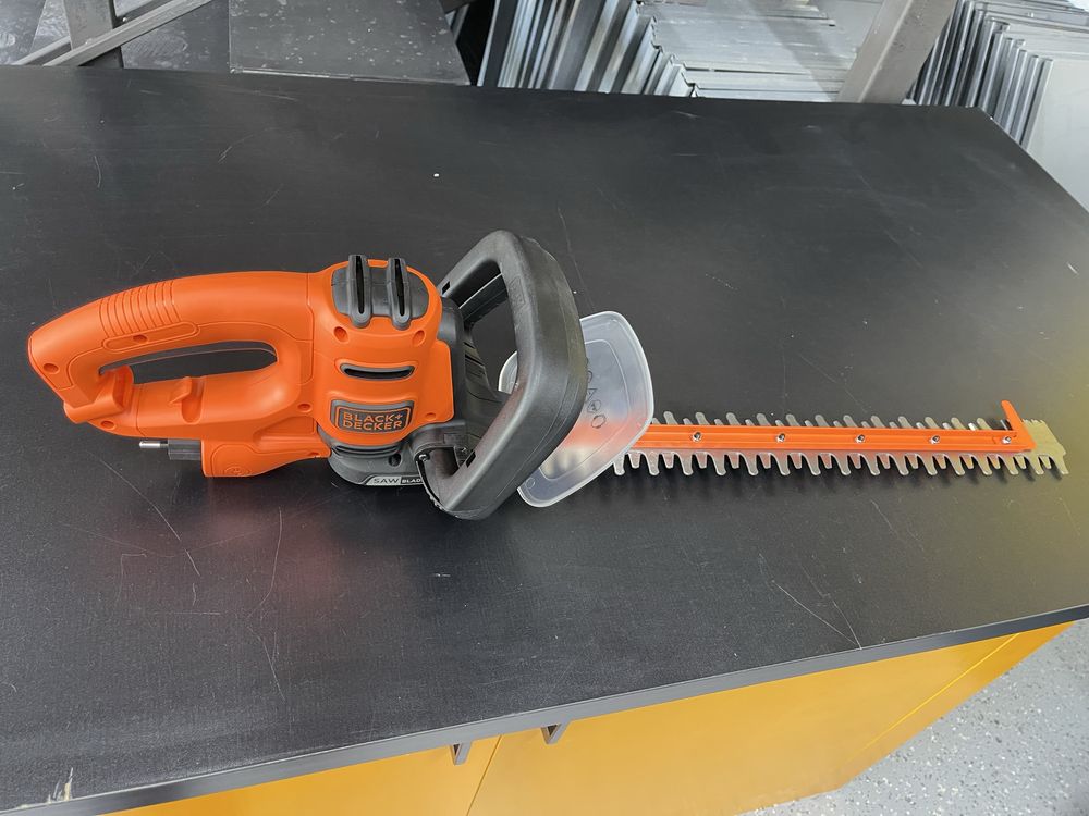Электрический кусторез Black & Decker BEHTS301-QS