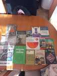 o biblioteca  cu carti diverse tehnice manuale literatura beletristica