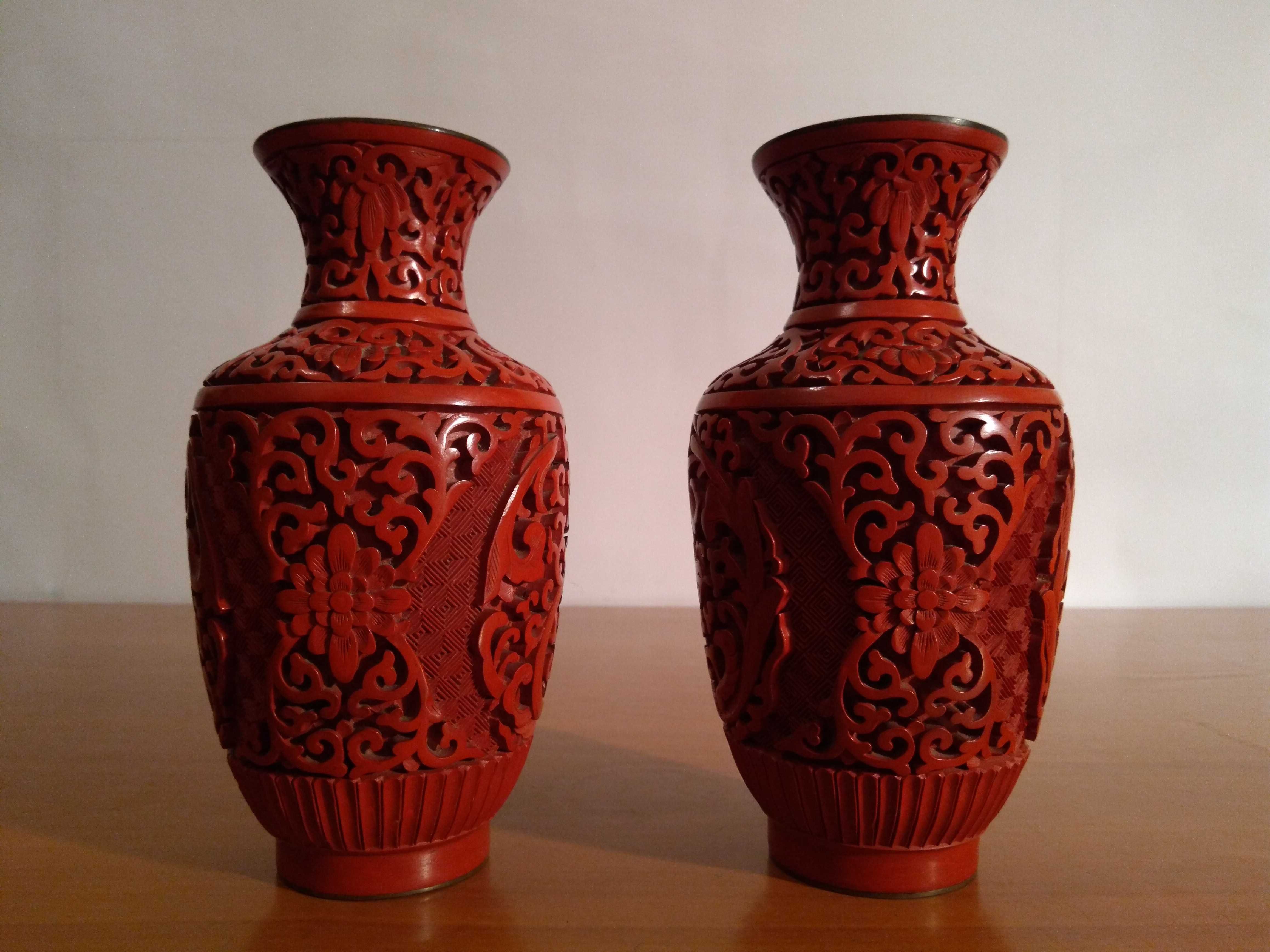 Vaze Asiatice din Cinnabar Rosu Sculptat – Piese Deosebite