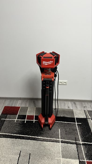 Milwaukee turn de iluminat M18 NOU