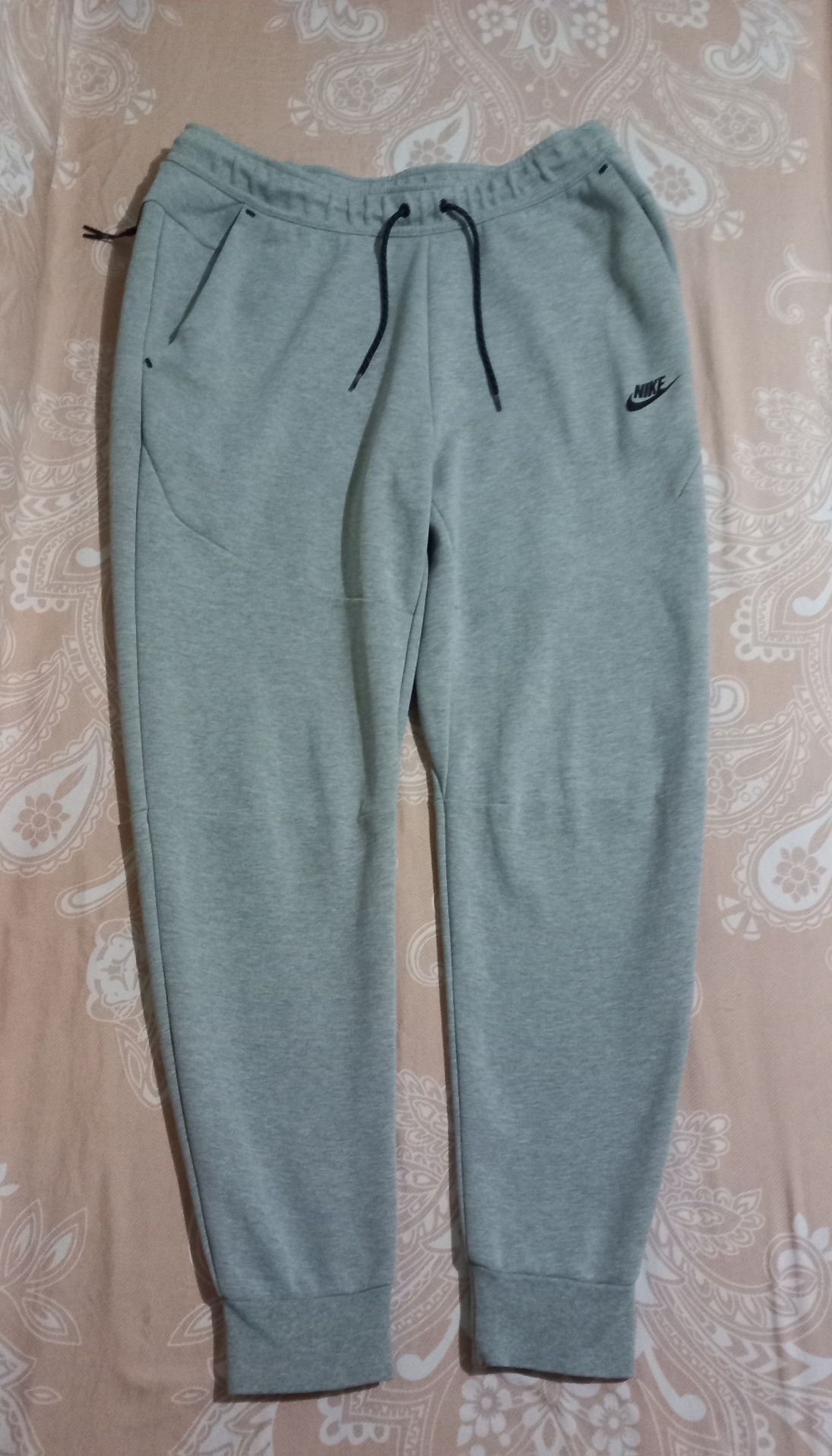 Pantaloni nike ( nu amiri sau essentials)