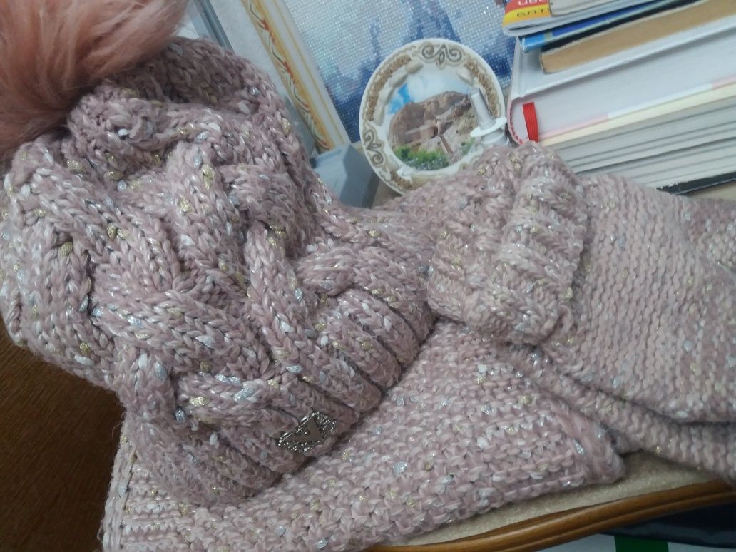 Продам зимнюю шапку со снудом и варежками