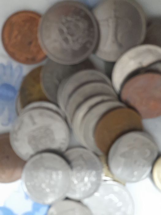 100 monede diferite din tot mapamondul lot
