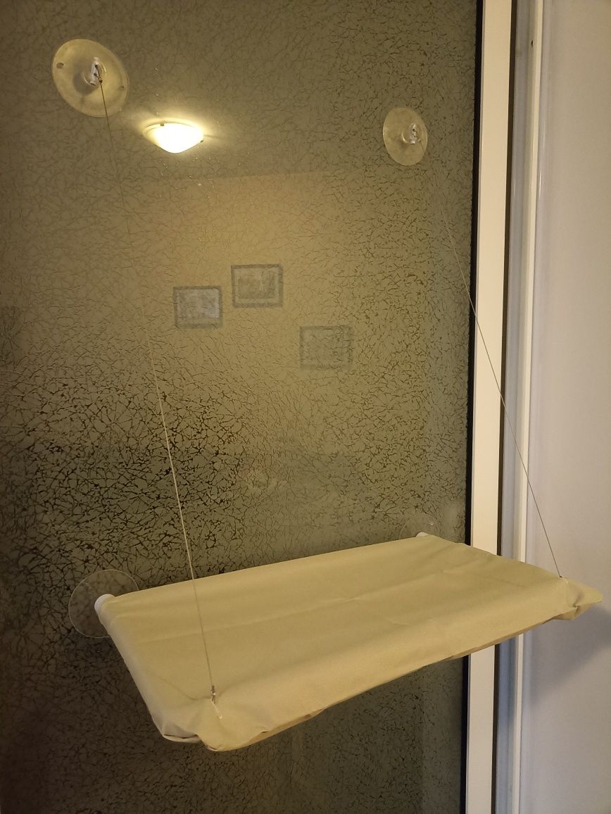 Легло за котка за прозорец