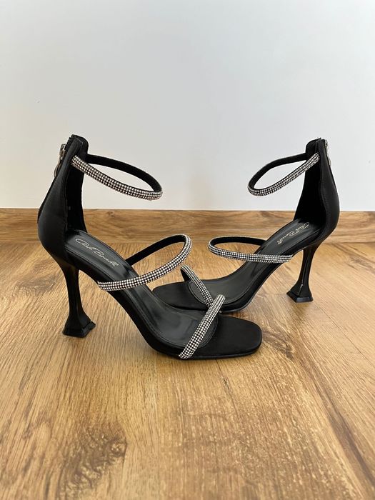 Официални чисто нови сандали на ток