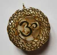 Pandantiv lucrat manual cu foita de aur simbol Om hindi