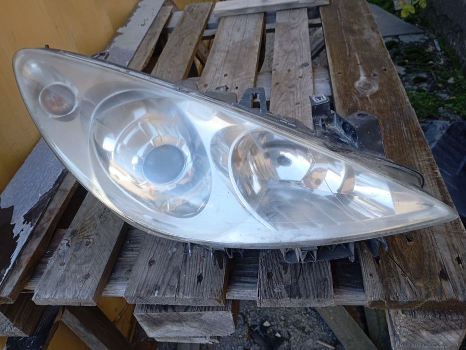 Десен фар ксенон Пежо 307