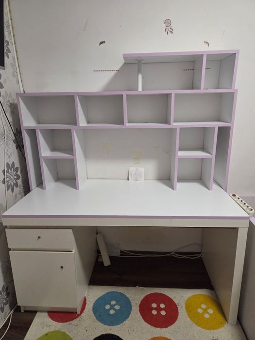 Birou încăpător cu polițe