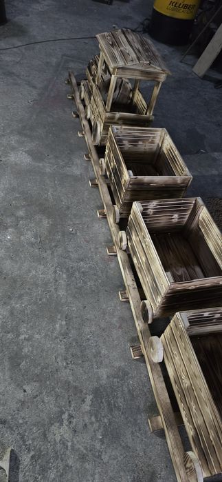 Trenulețul decorativ din lemn, lucrat manual, cu 3-5 vagoane la comand