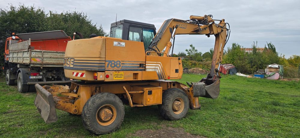 Excavator CASE 788 pe pneuri