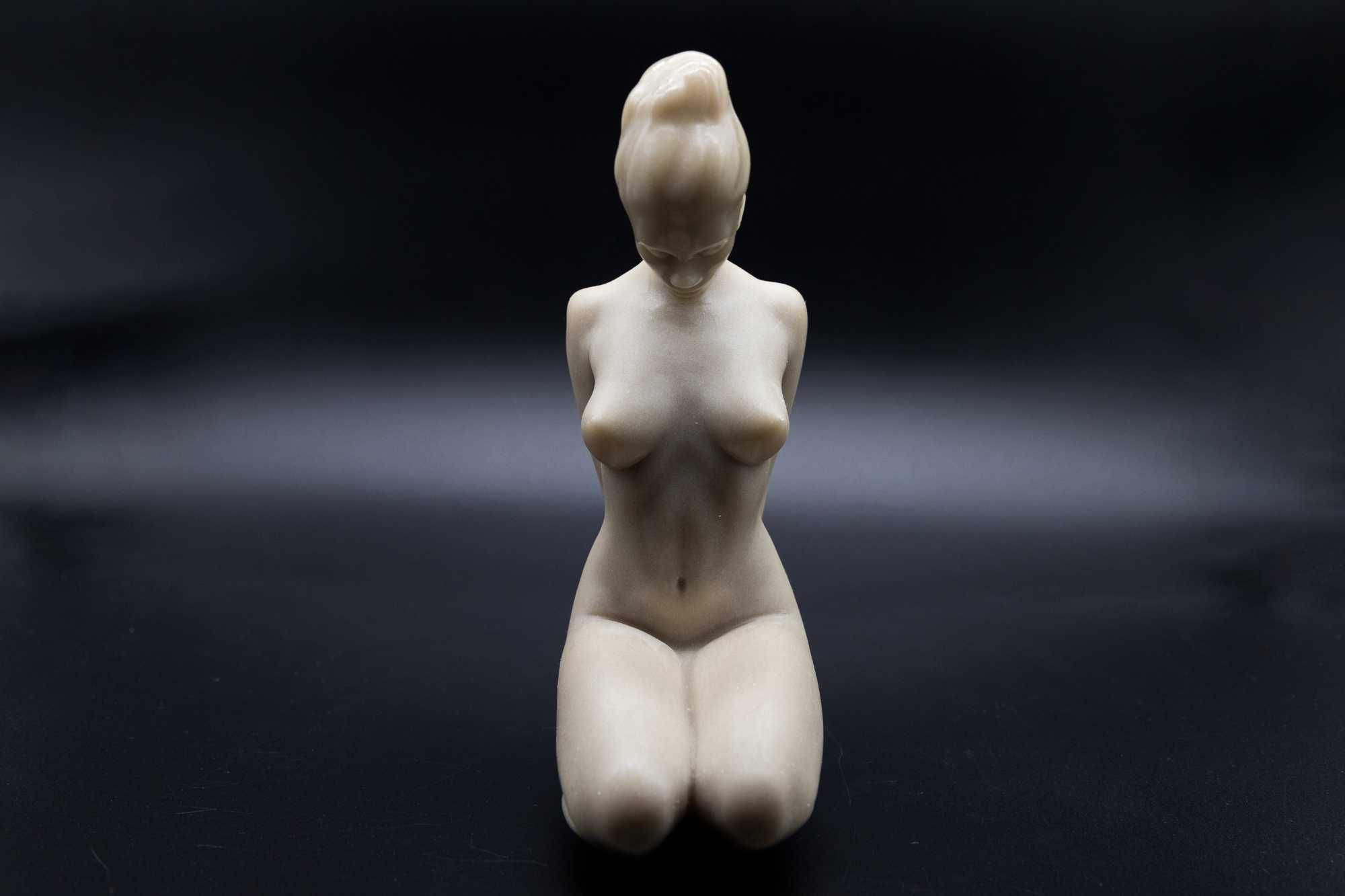 Ръчно изработена статуетка гола фигура на колене подпирачка за книги