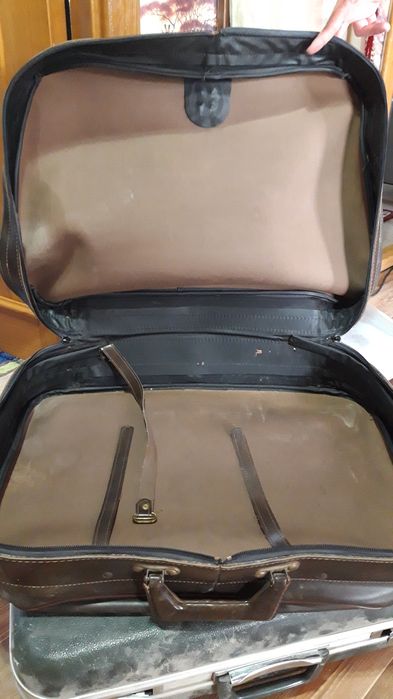 Чемодан кожаный.