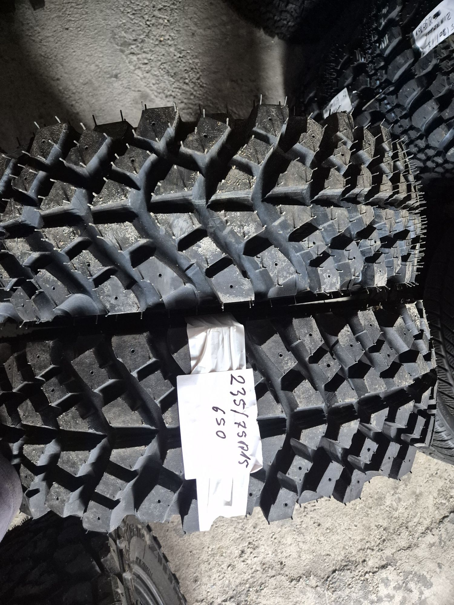 Anvelope off road 235/75R 15.