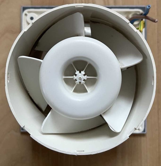 Вентилатор за баня Cata с датчик за влага и температура