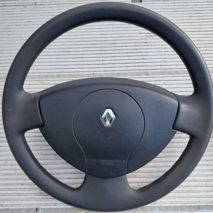 Волани с airbag : Renault , Ford , Smart и Subaru Forester .