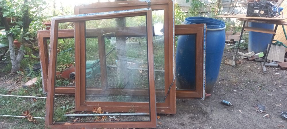 Două geamuri unul fix și unul rabatabil +o ușă balcon