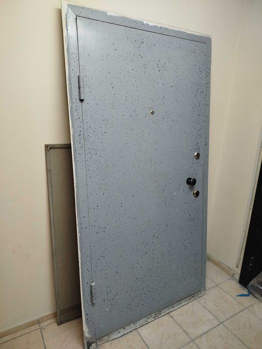 Железная дверь с замками