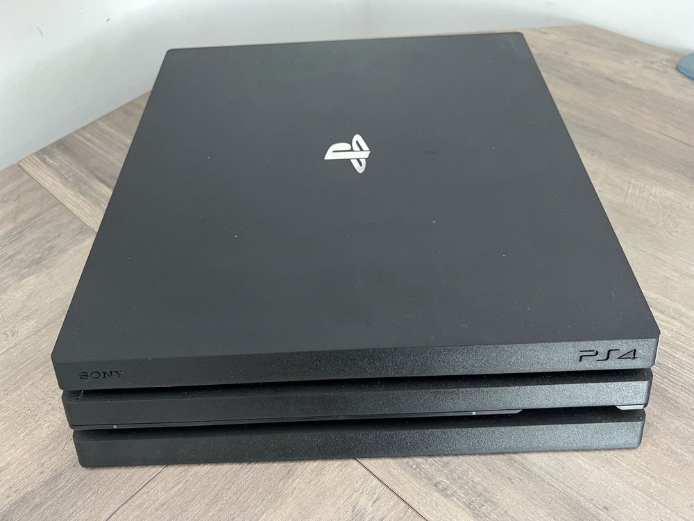 Ps 4 pro cu 3 manete și 3 jocuri