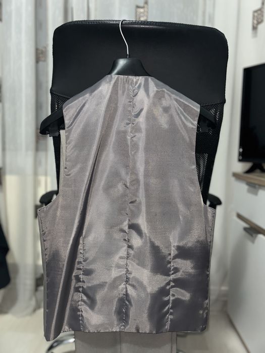 Vând costum în 3 piese pentru bărbați