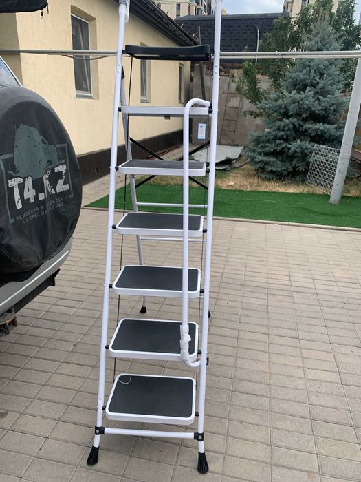 Стремянка с поручнями 6 ступенек высота 215 см