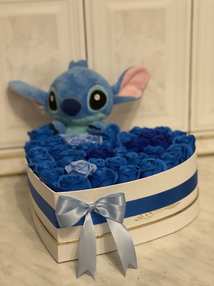 Cutie stich și trandafiri