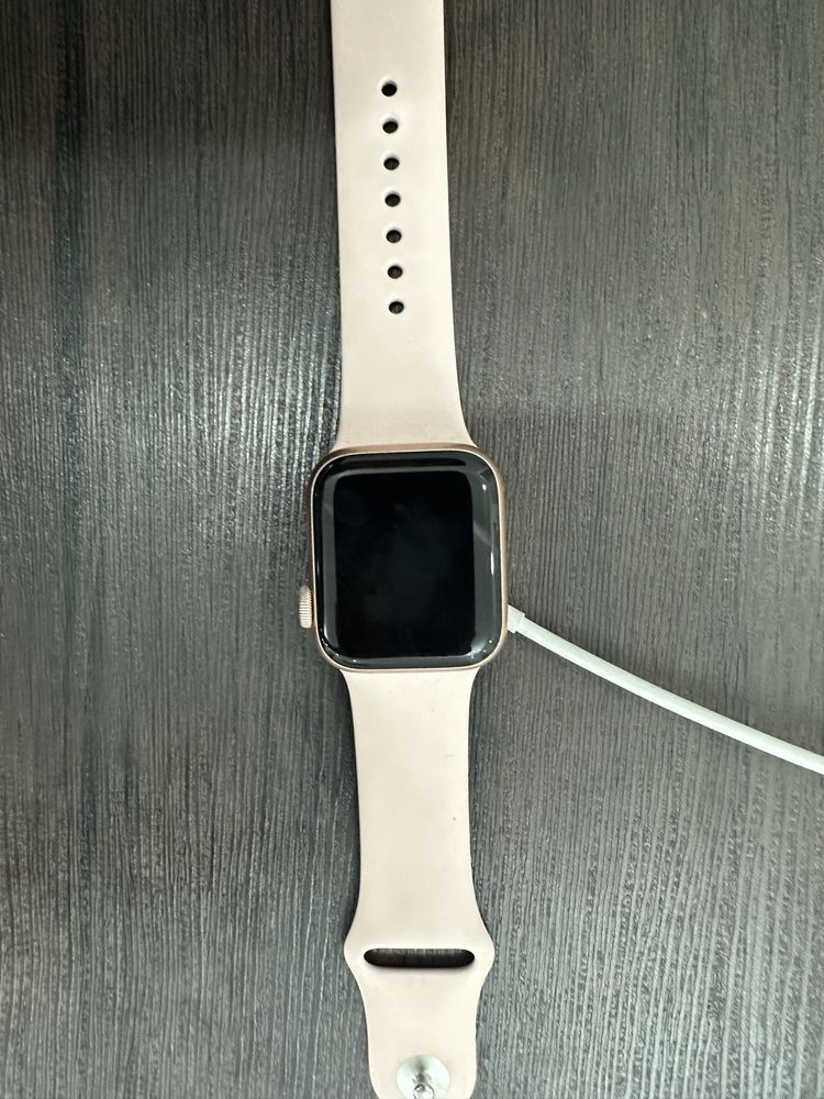 Apple watch SE с ремешком
