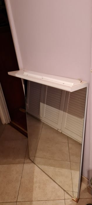 Oglinda cu bec și priza