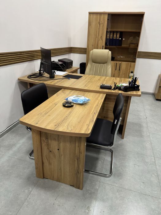 Продается офисный комллект мебели стол шкаф тумбочка
