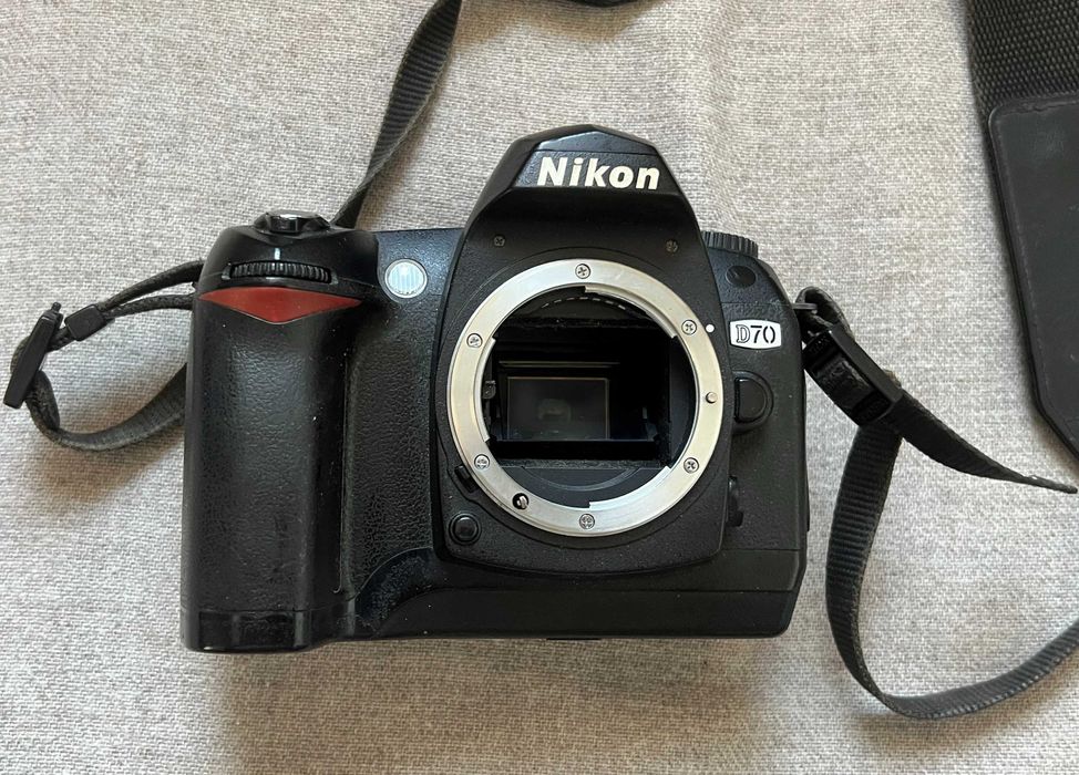 Aparat foto DSLR Nikon D70 body – funcțional, fără baterie